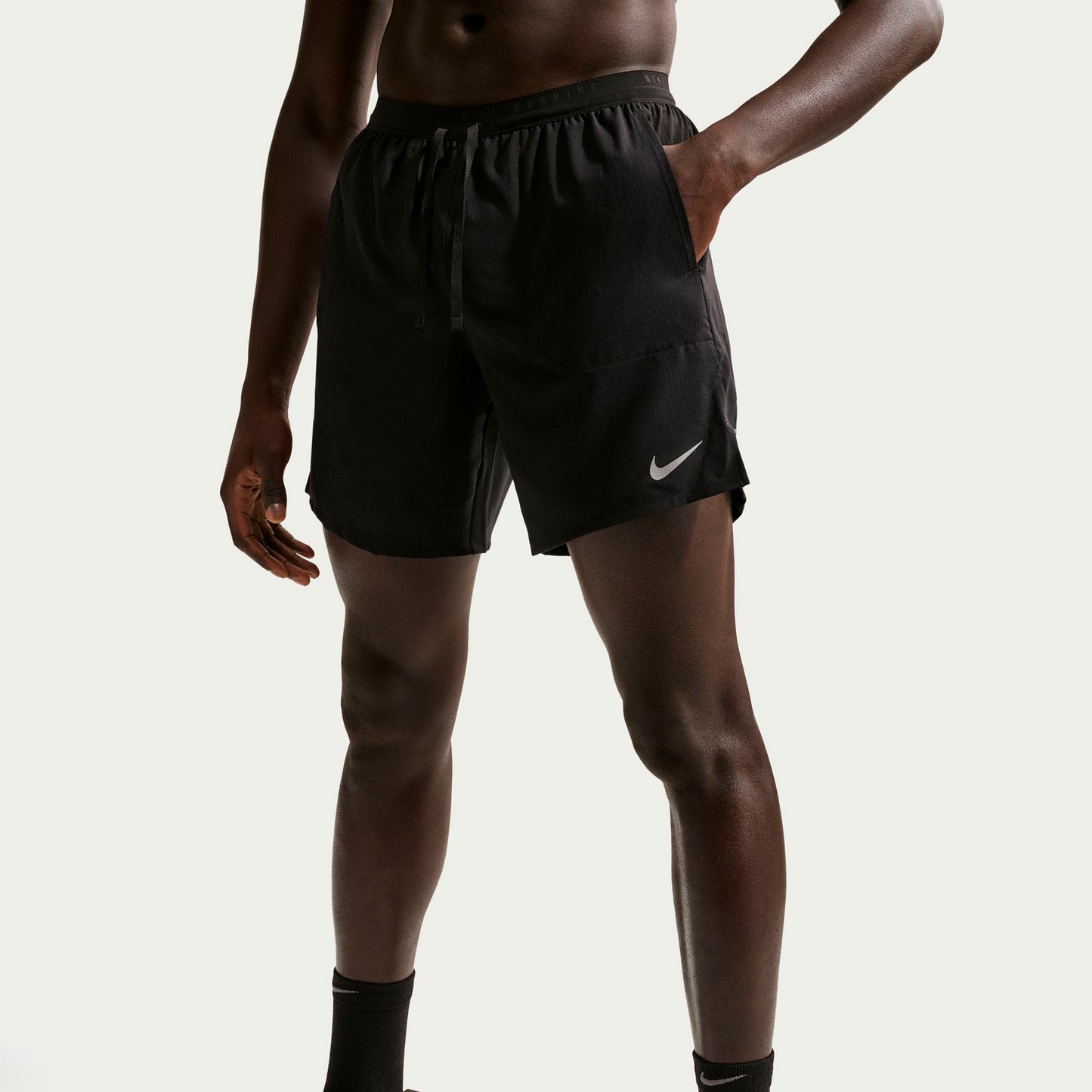 Nike STRIDE 2IN1 7IN  Laufshorts Herren - schwarz, silber